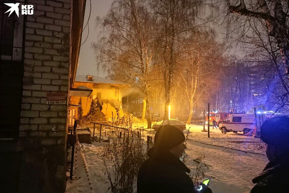     Из-под завалов удалось спасти двух мужчин.