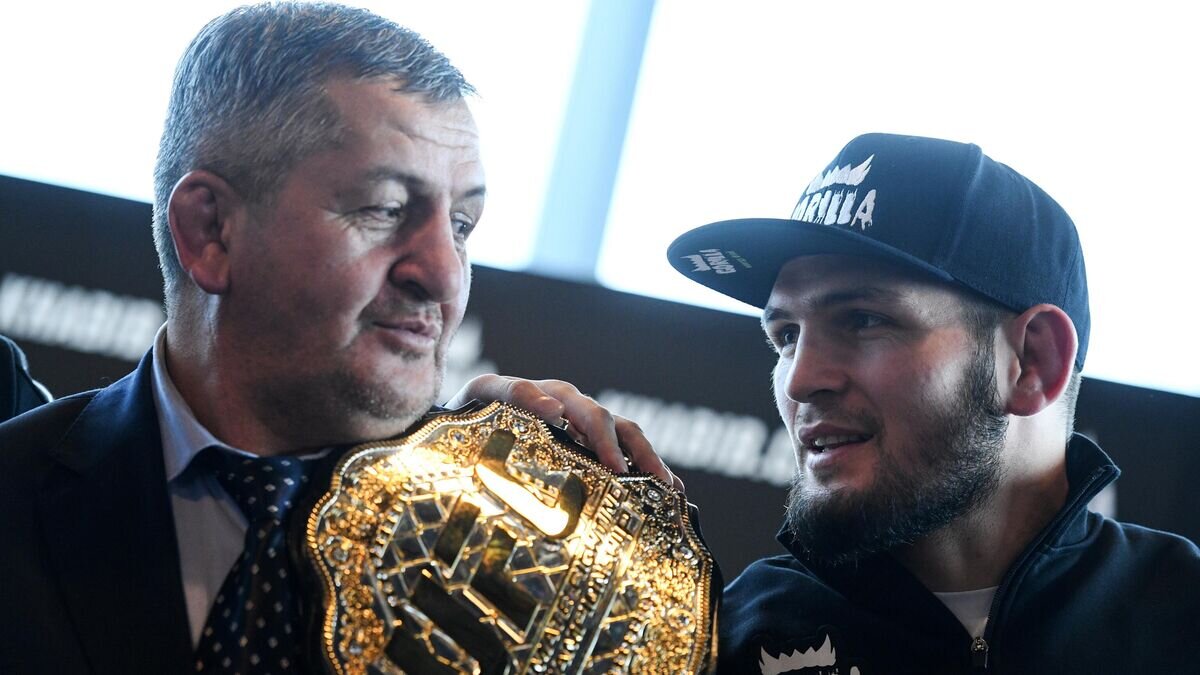    Российский боец MMA Хабиб Нурмагомедов (справа) и его отец Абдулманап Нурмагомедов© 2020 Associated Press KIRILL KUDRYAVTSEV