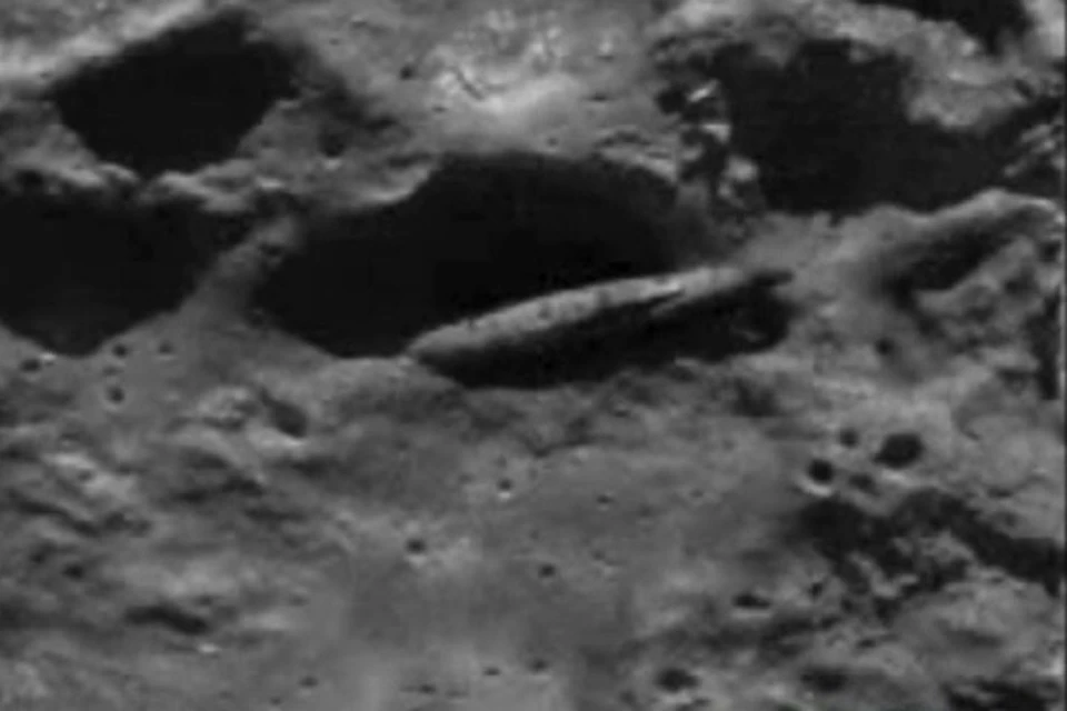 По мнению уфологов, сигарообразный объект -это гигантский звездолет, потерпевший аварию. 
