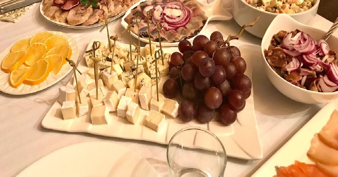 Фото отсюда http://almode.ru/uploads/posts/2021-12/1640633289_14-almode-ru-p-ugoshcheniya-na-prazdnichnii-stol-14.jpg