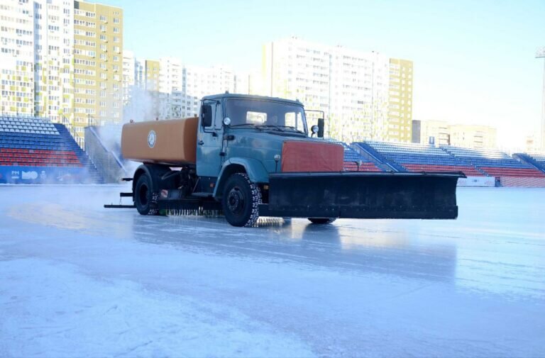    На стадионе «Оренбург» залили лед для массовых катаний на коньках и игры в хоккей Андрей Севостьянов