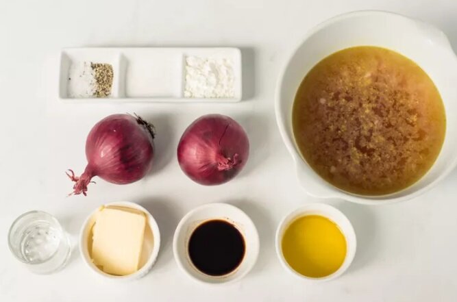 Простые и ароматные ингредиенты для приготовления лукового соуса Фото: thespruceeats.com