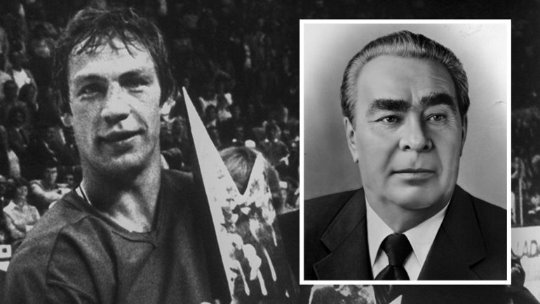    Валерий Васильев с кубком Канады и Леонид Брежнев.