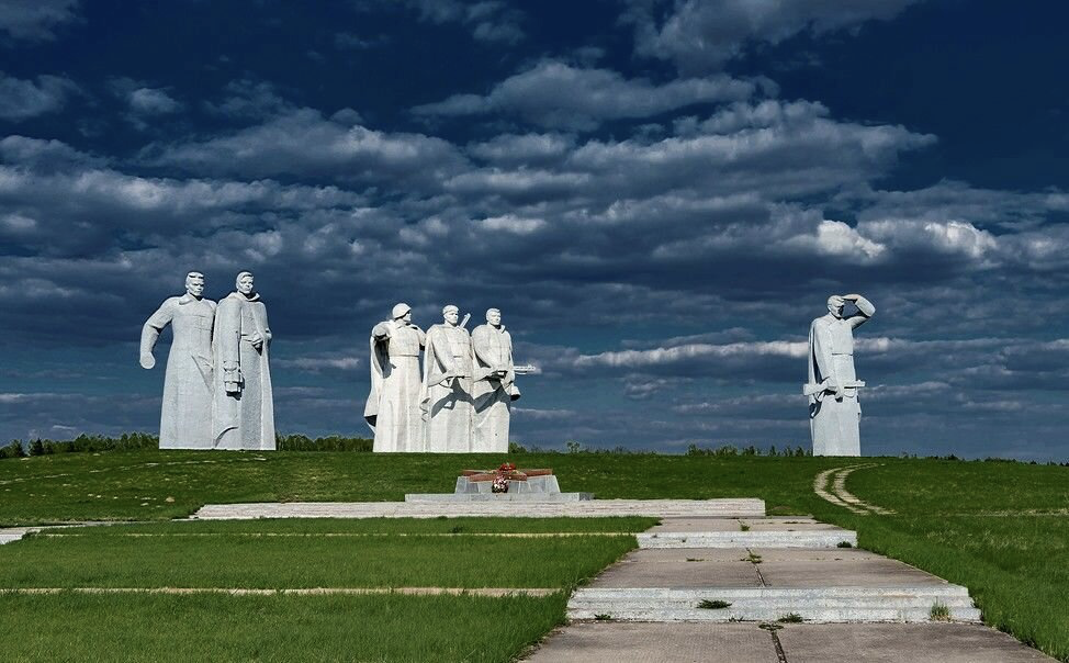 Где стоит монумент. Волоколамск мемориал 28 героям-панфиловцам. Мемориал «героям-панфиловцам» в Дубосеково. 28 Героев Панфиловцев памятник. Памятник панфиловцам в Дубосеково.