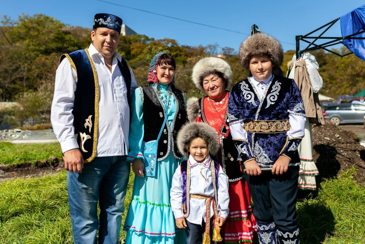 Уральская семья какие народы. Башкиры внешность Башкирии. Башкиры коренной народ Республики Башкортостан. Нац наряд Башкиров. Башкиры Кыпсак.