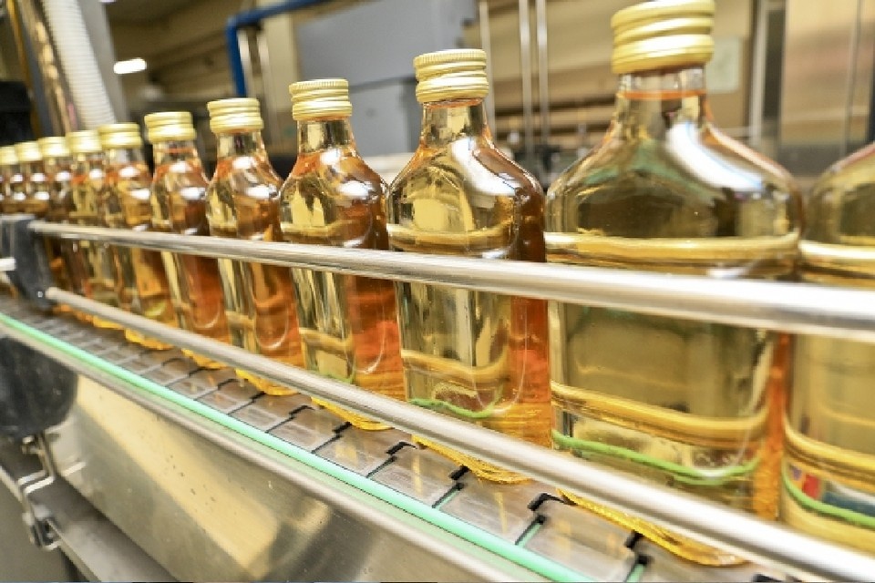     Мужчина вынес две бутылки на тысячу рублей Олег УКЛАДОВ