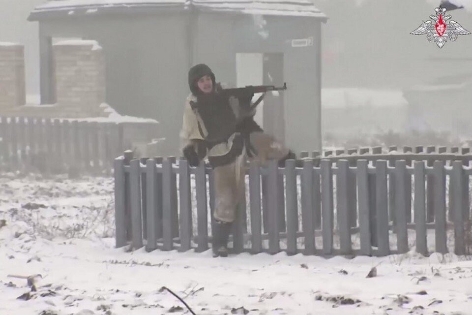     Появилось видео, как российские военные в Беларуси ведут "бои в городе". Фото: стоп-кадр | видео Минобороны России