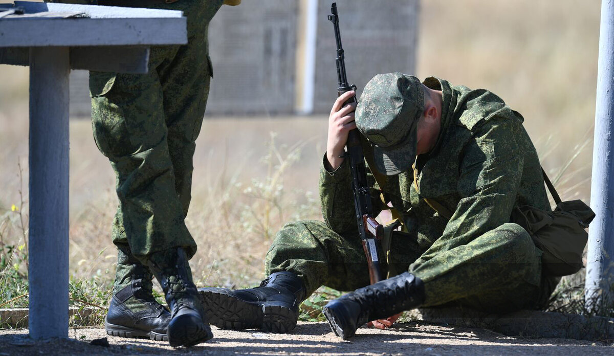    Мужчина, призванный на военную службу в ходе частичной мобилизации, проходит подготовку на полигоне в Казачьей бухте в Севастополе. 30.09.2022, фото: РИА Новости