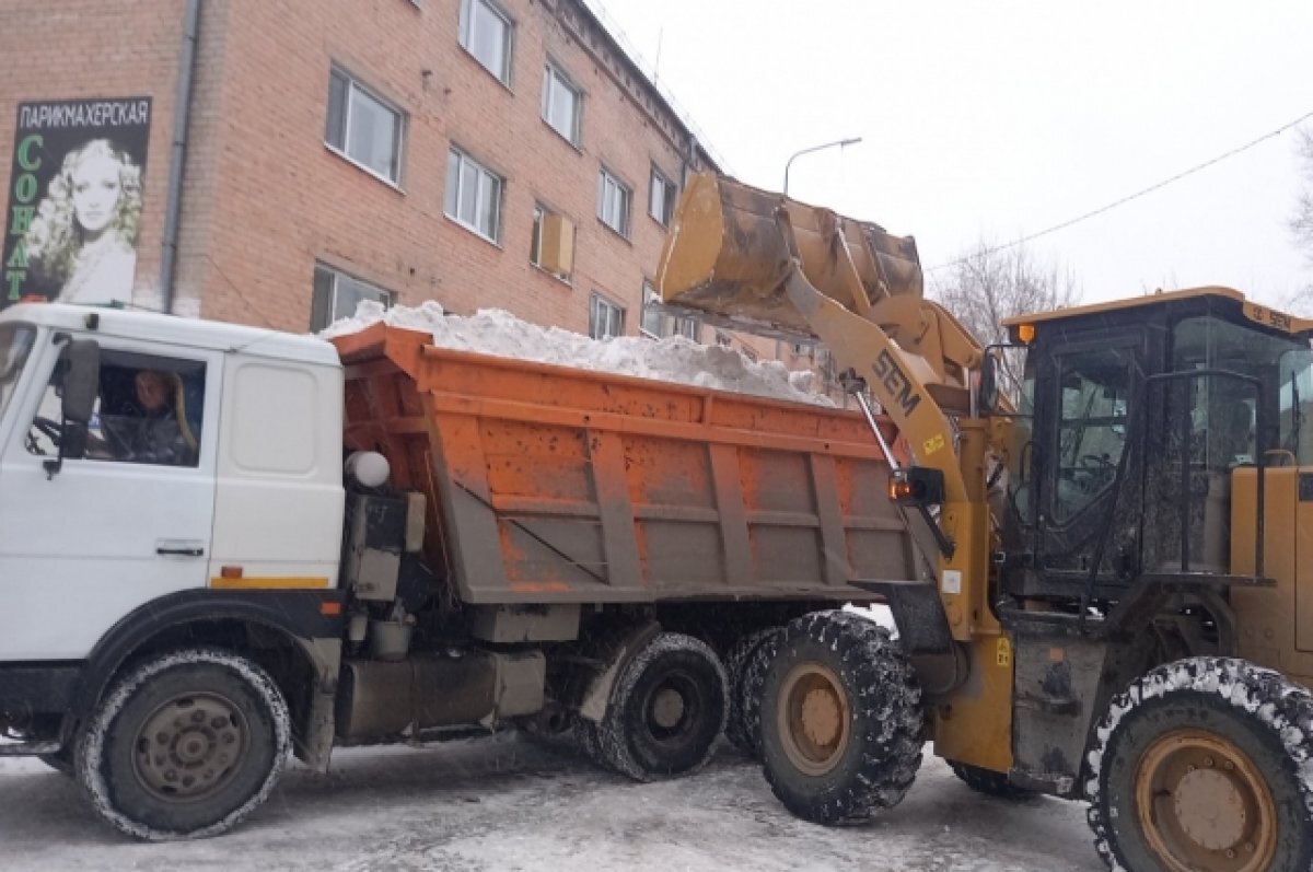    В Ленинском АО Тюмени продолжаются снегоуборочные работы
