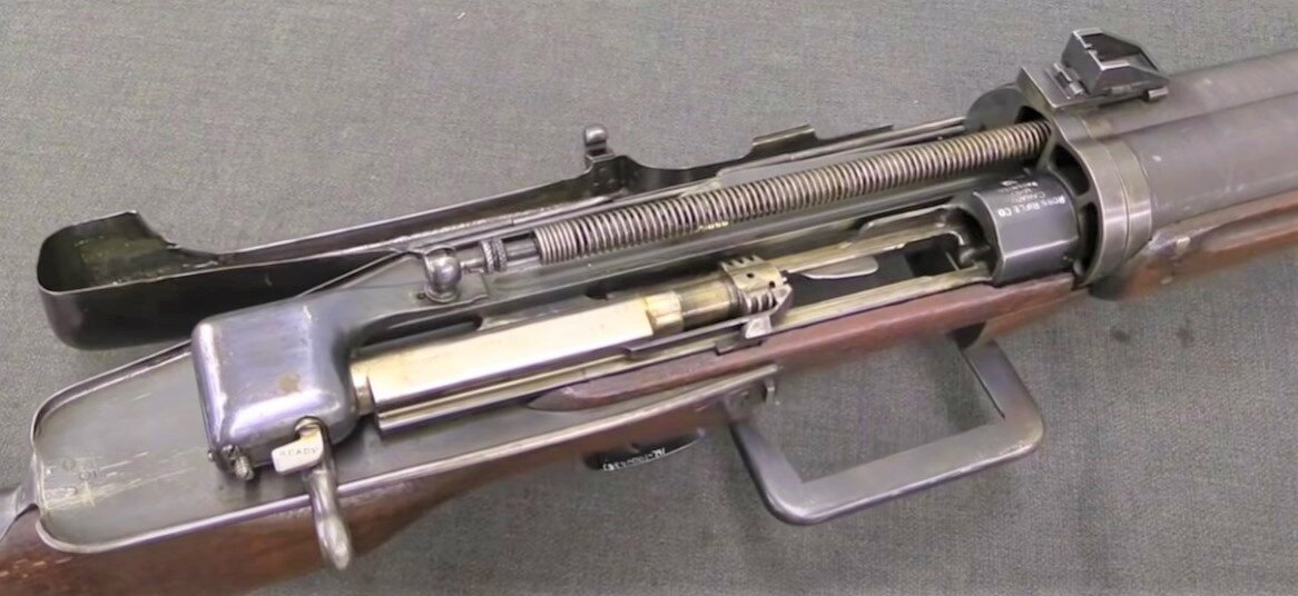 Автоматическая винтовка Хуота с открытым кожухом и затвором в крайнем заднем положении. Видны тяга, пружина, затвор и боевая личинка.
