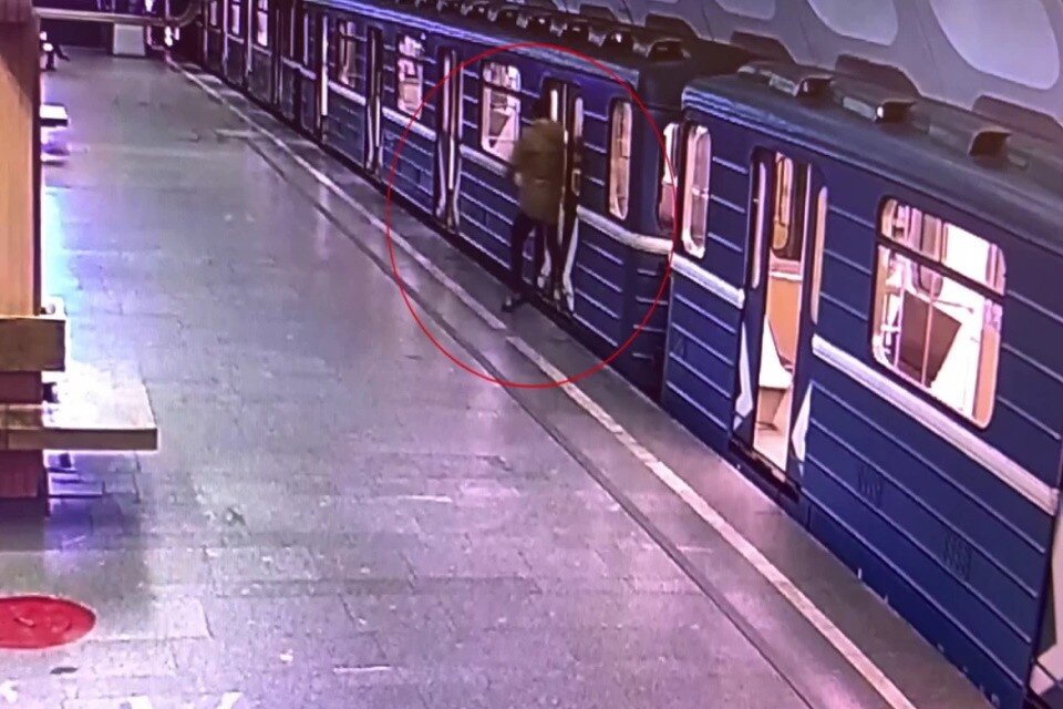     Злоумышленник причастен к двум аналогичным кражам в подземке  МВД Медиа