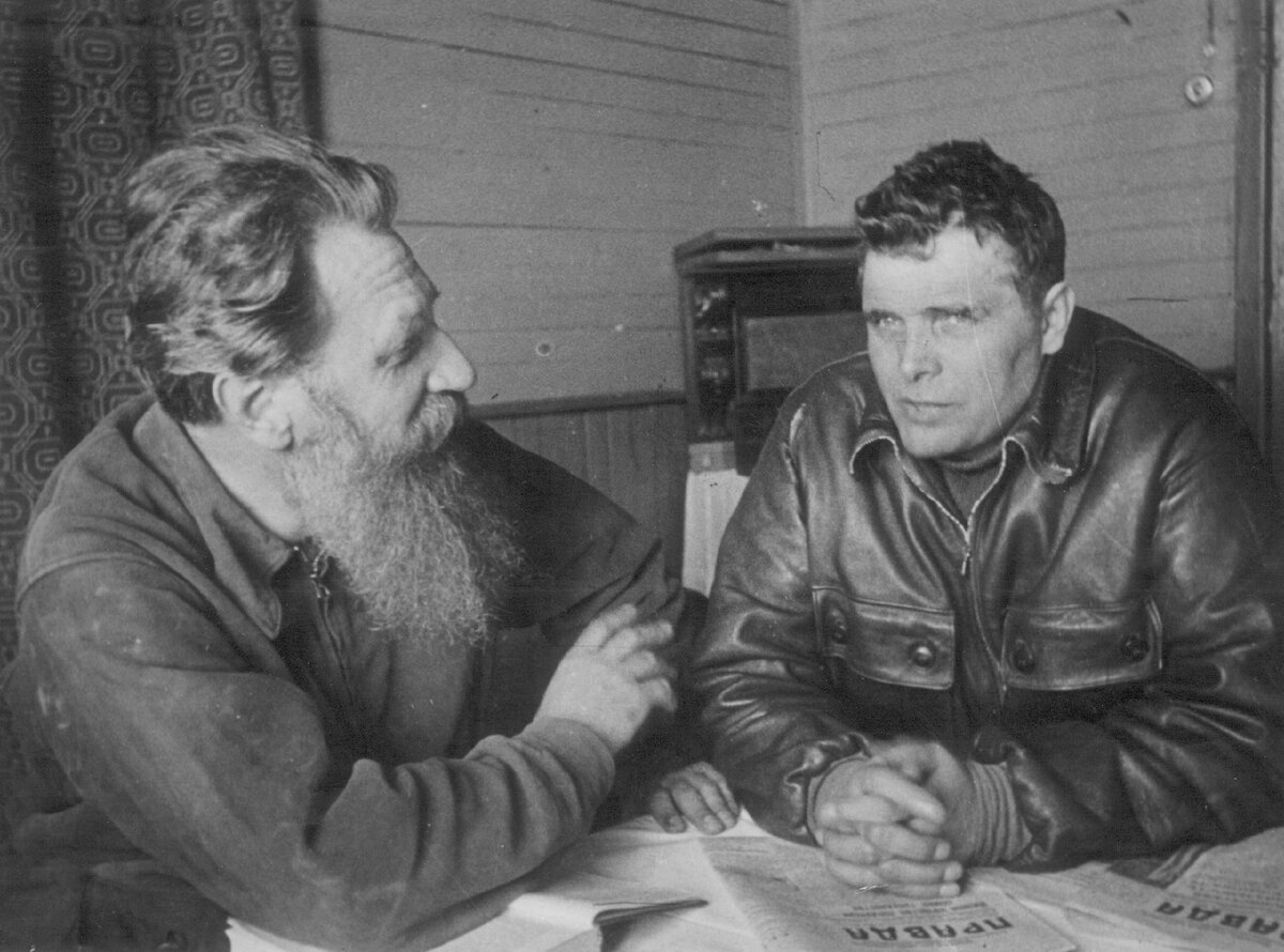Профессор О. Ю. Шмидт и полярный летчик М. В. Водопьянов. 1937 год.