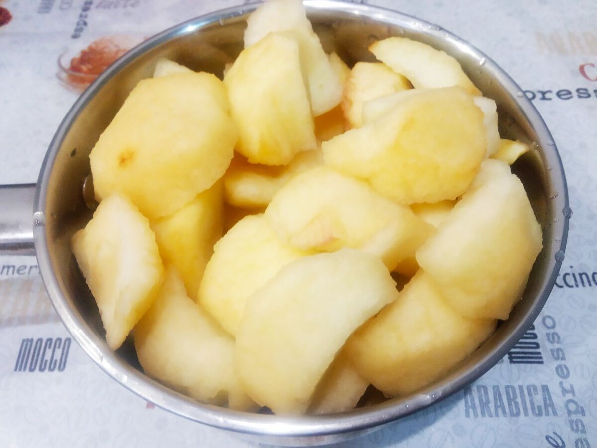 Очищенные яблоки