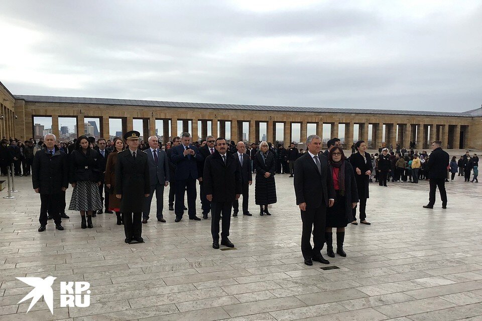     Депутаты Государственной Думы во главе с Вячеславом Володиным перед Мавзолеем Ататюрка в Анкаре Эдвард ЧЕСНОКОВ