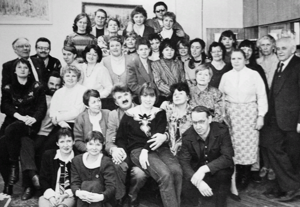 Сотрудники редакции газеты "Рабочий край". Николай Усов "спрятался" в третьем ряду (второй слева), я - над ним.