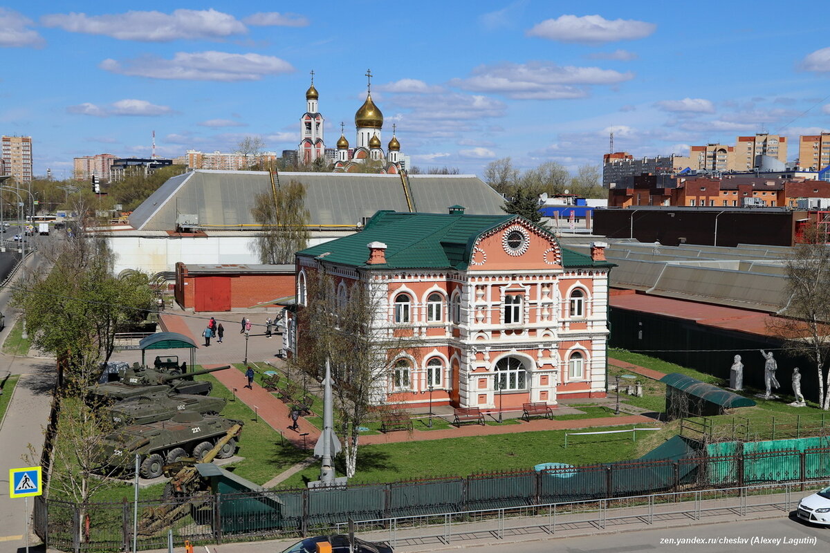 На экспонаты музея можно посмотреть также сверху, с проходящей рядом эстакады.