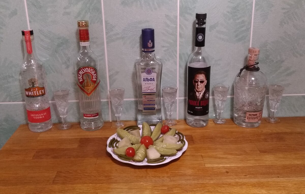 Закуска: маринованные патиссоны и чесночные стрелки кроме огурцов и помидоров