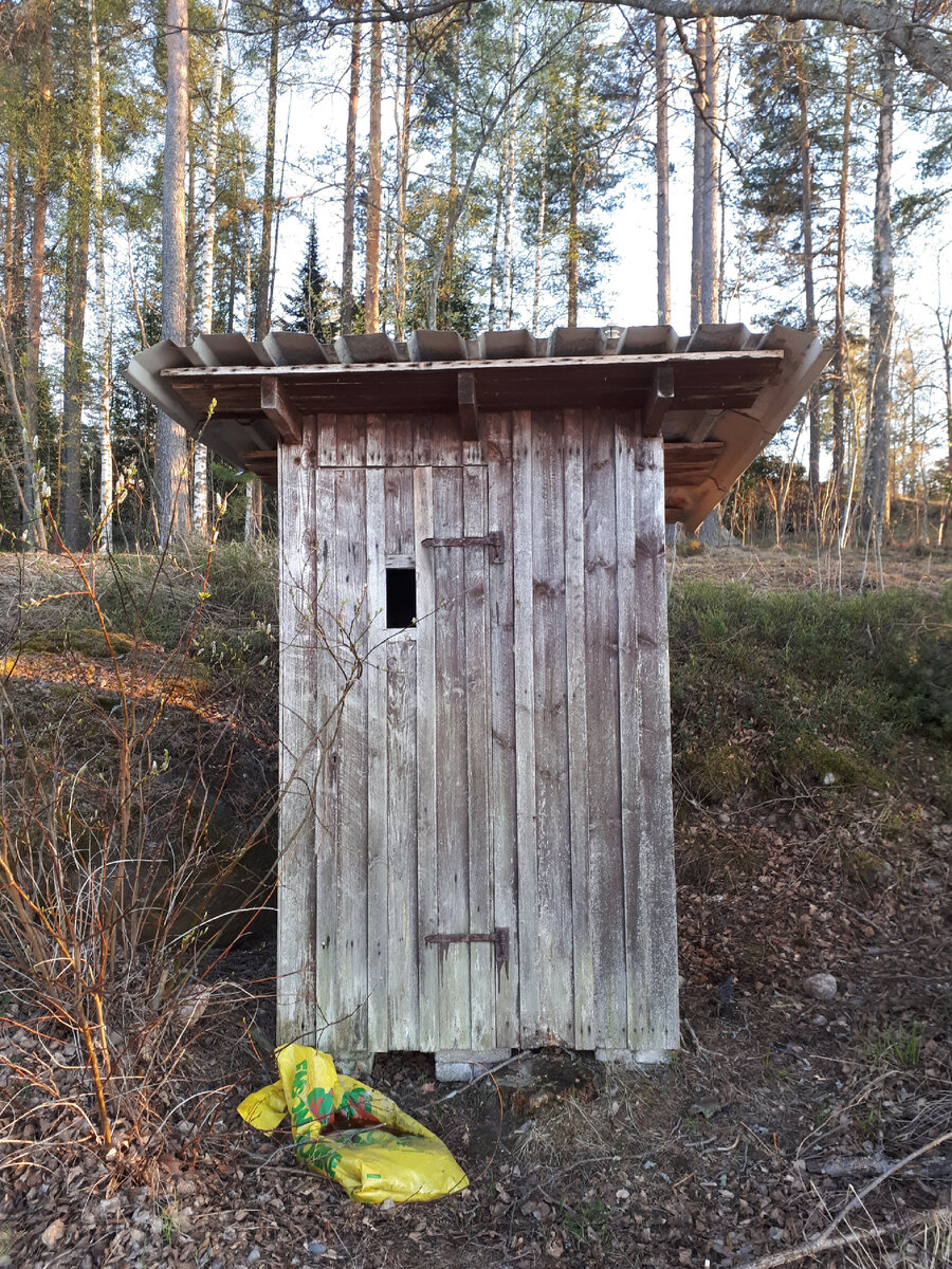 Туалет, типа будочка.