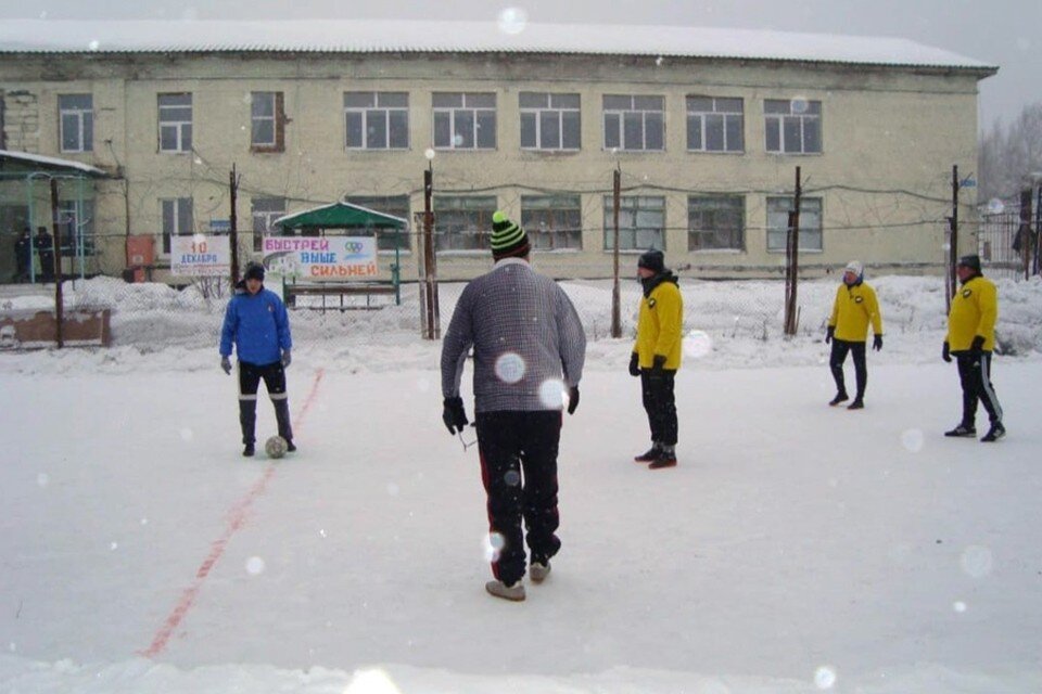     Заключенные новосибирской колонии выиграли в футбол у спортивных тренеров. Фото: ФК «Новосибирск».