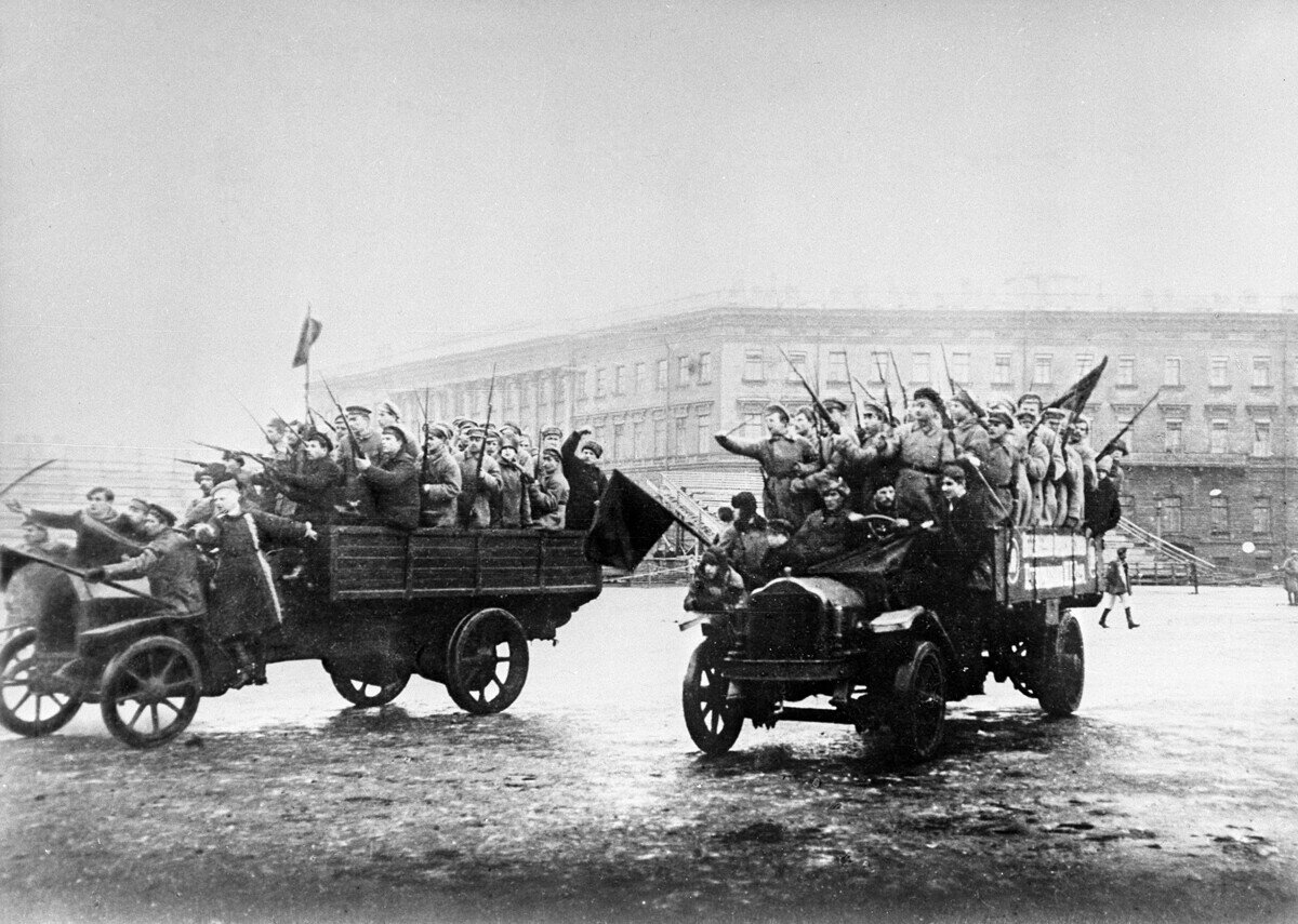 Отряды вооруженных матросов и солдат направляются к Зимнему дворцу. Октябрьские дни 1917 года. Sputnik