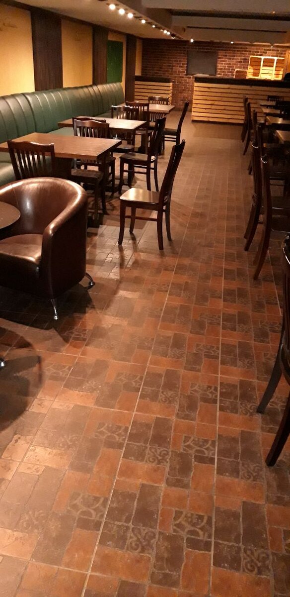 Тот самый двенадцатилетний кафель постеленный в 2010 году. Фотография сделана 13 декабря 2022 года.