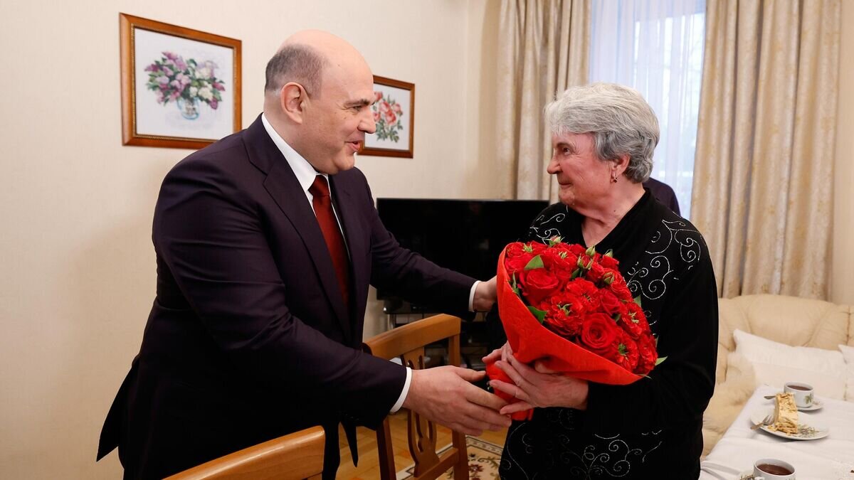    Председатель правительства РФ Михаил Мишустин и учитель МБОУ СОШ Лобни Лариса Анатольевна Барашева во время встречи© РИА Новости / Дмитрий Астахов