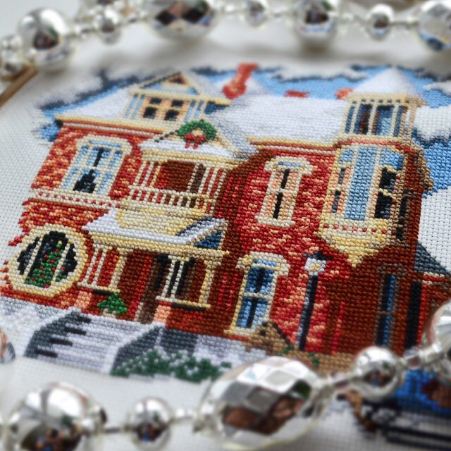 "Christmas Victorian" №142 "Hildebrant House" по схеме Debbie Patrick. Этап процесса, 2015г.