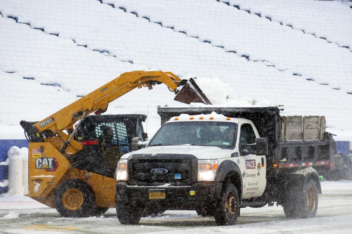    Снег грузят в грузовик:Timothy T Ludwig / Getty Images
