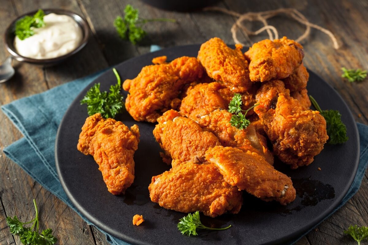 Как жарить kfc. Острые крылышки КФС. Фрайд Чикен (куриные бёдрышки во фритюре). Чикен Вингс крылышки. Острые крылышки КФС В панировке.