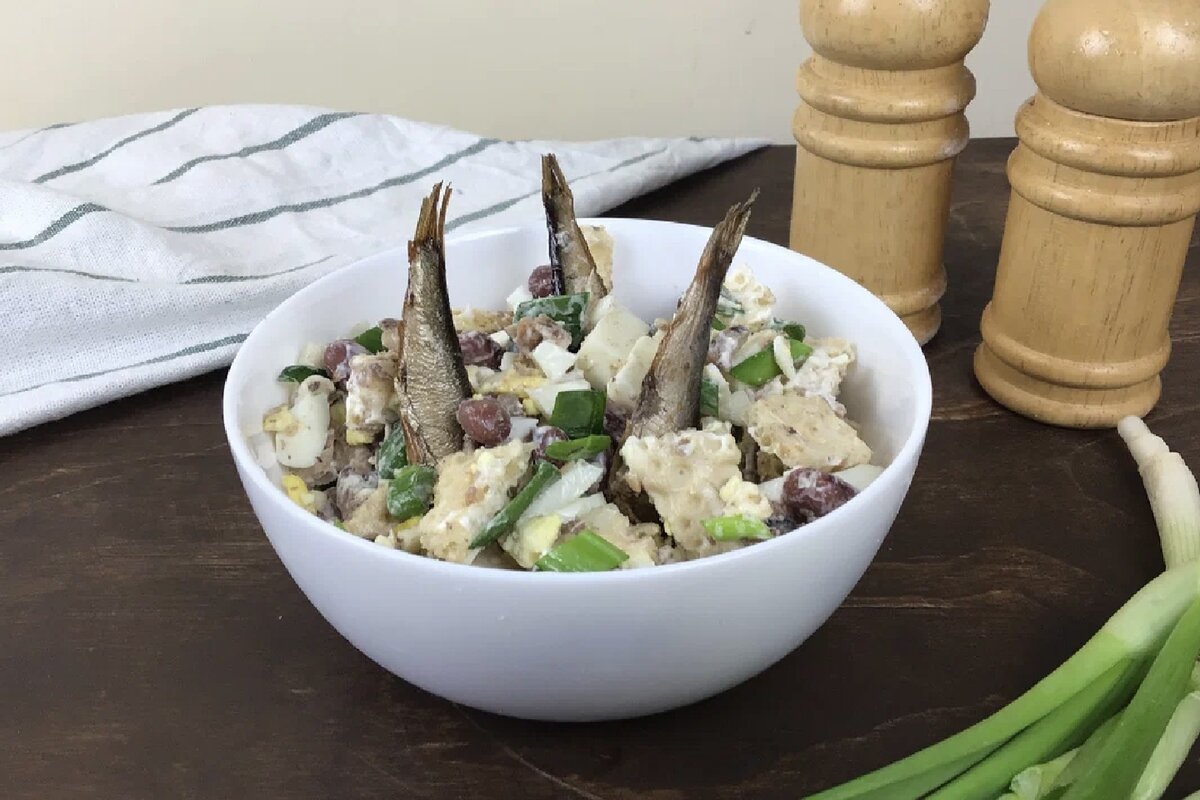 Салат шпроты с фасолью. Салат со шпротами. Салат из шпротов и фасоли. Шпротный салат намазка. Салат со шпротами и сухариками рецепт слоями.