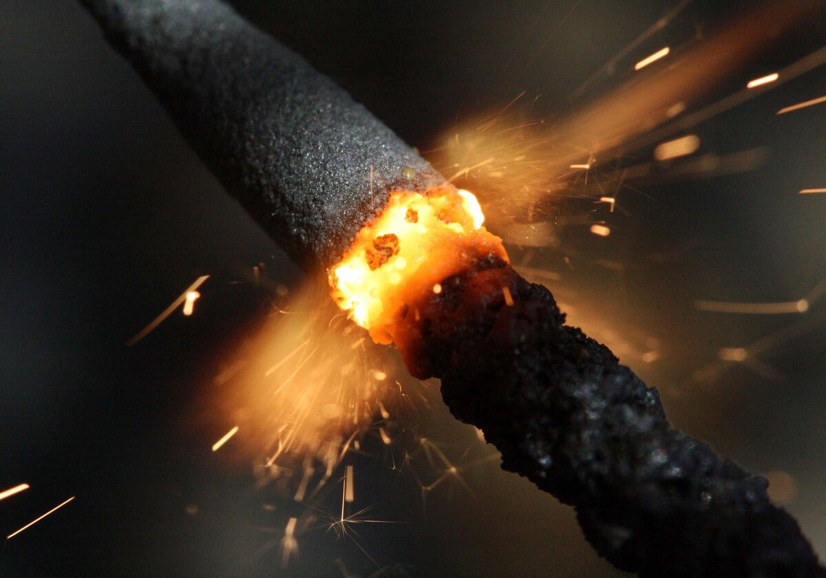    Негорючие стержни обмакивают в специальное пиротехническое «тесто»Flickr