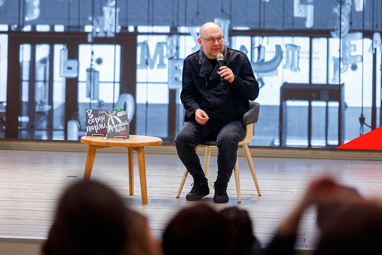   «Большое количество времени и усилий расходуется на изучение материала и разработку сюжета. Придумывать я предпочитаю на ходу, когда гуляю. Пишу дома, и мне важно, чтобы никто не мешал» Фото: Сергей Елагин