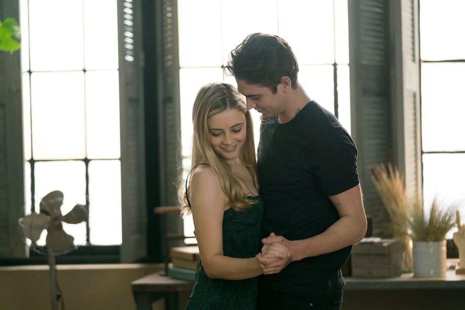 «После. Долго и счастливо» Жанр: мелодрама.

Возрастные ограничения: 16+.

В главных ролях: Джозефина Лэнгфорд, Хирро Файнс Тиффин.

Режиссёр: Кастиль Лэндон.

Картина о двух влюблённых, решивших сделать передышку в отношениях. Но страсть и чувства не покидают их, заставляя постоянно думать друг о друге. Отношения между Хардин и Тессой усложняют постоянные метания, неопределённость и внутренние «демоны» героя. Фильм о всепрощении, сложном выборе и безусловной любви.

Он является четвёртой частью франшизы о взрослении подростков. Привлекает внимание глубоким сюжетом, рассказывающим непростую историю двух влюблённых. Многие смогут найти ответы на вопросы сложных взаимоотношений.