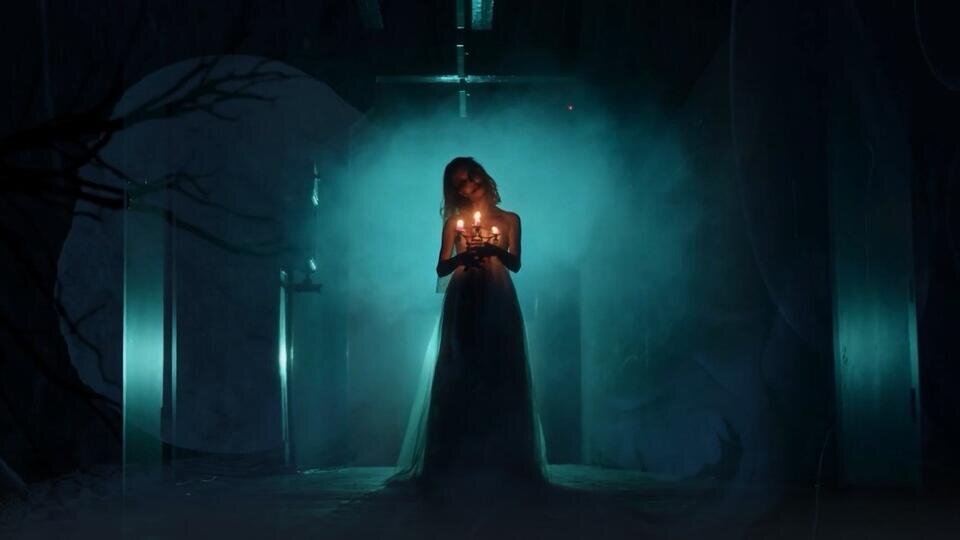 Аннабель заклятие астрал. Рука помощи от призрака. Призрак помогает. Призрак помогает. Призрак помогает.