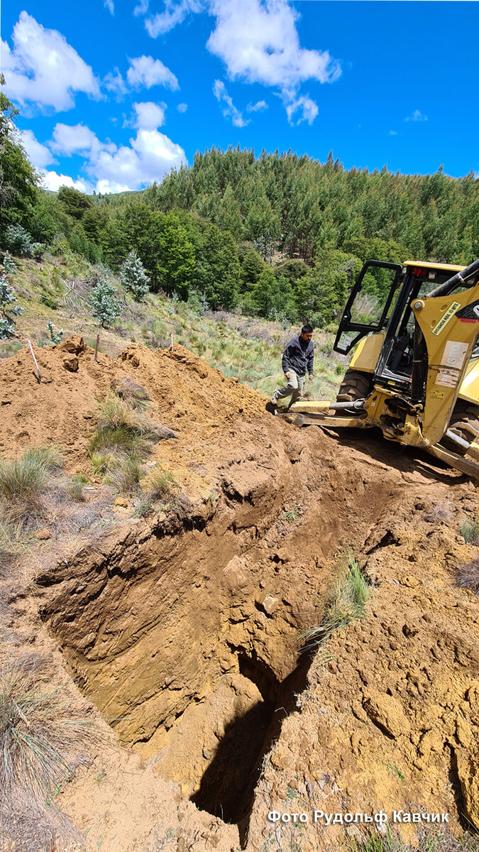 Самый популярный экскаватор, типа "Петушок" может копать на глубину на глубину 3.5-4 метра.  