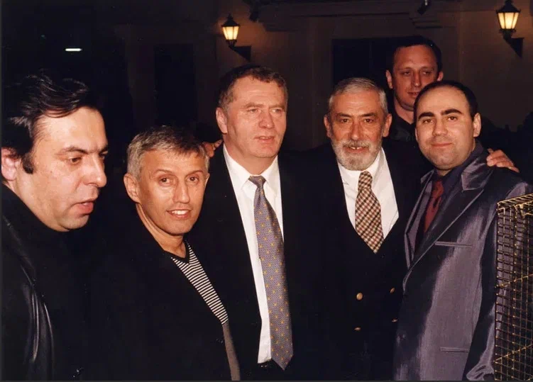 Юрий Шмильевич в кругу коллег, 1996 год. 