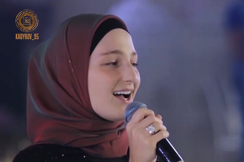     Хадижат Кадырова хорошо поет. Фото: стоп-кадр видео