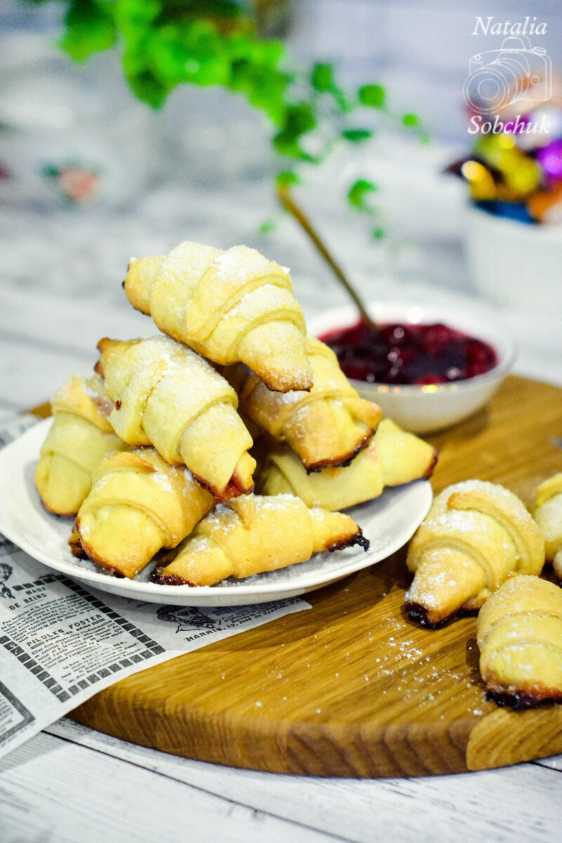 Рогалики с вишнёвым джемом: подробный рецепт самого вкусного теста для  рогаликов | МИР ДЕСЕРТОВ NS | Дзен