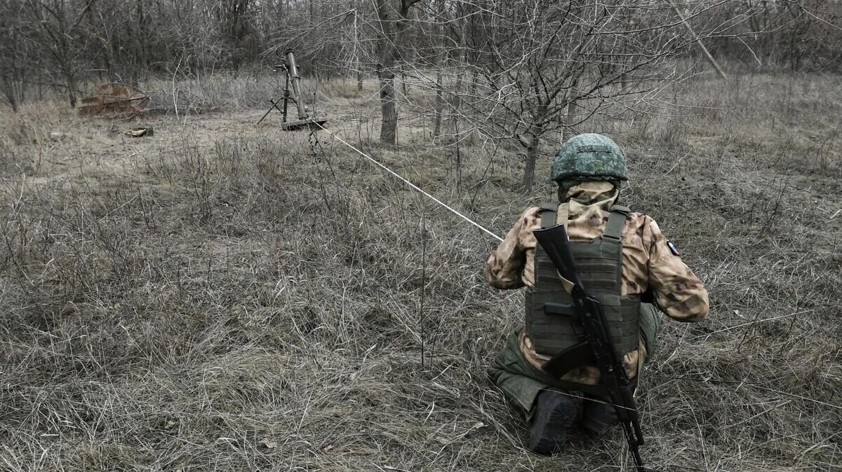    Военнослужащий минометного расчета Вооруженных сил РФ участвует в боевых действиях на Запорожском направлении специальной военной операции© РИА Новости / Константин Михальчевский
