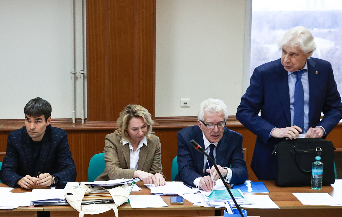    Члены Московской Хельсинкской группы Дмитрий Макаров и Светлана Астраханцева, адвокаты Михаил Бирюков и Генри Резник  Сергей Фадеичев/ТАСС