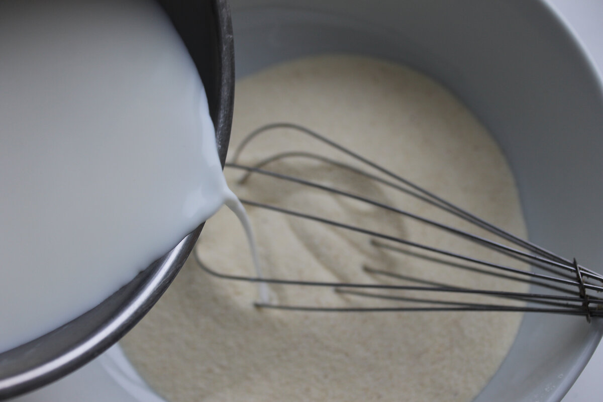 Добавим молоко. а потом действуем очень быстро!