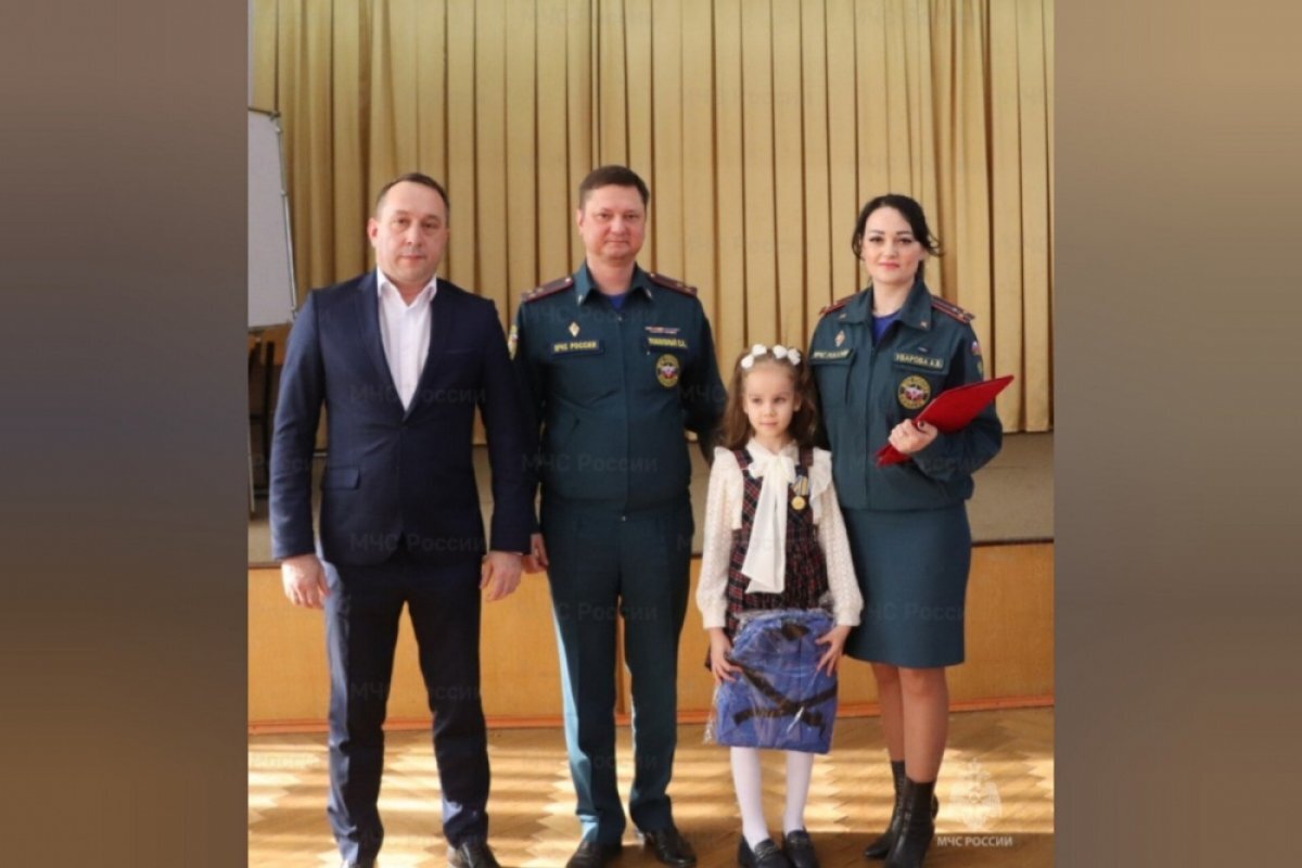    Школьницу из Краснодара наградили медалью за спасение ребенка в аквапарке