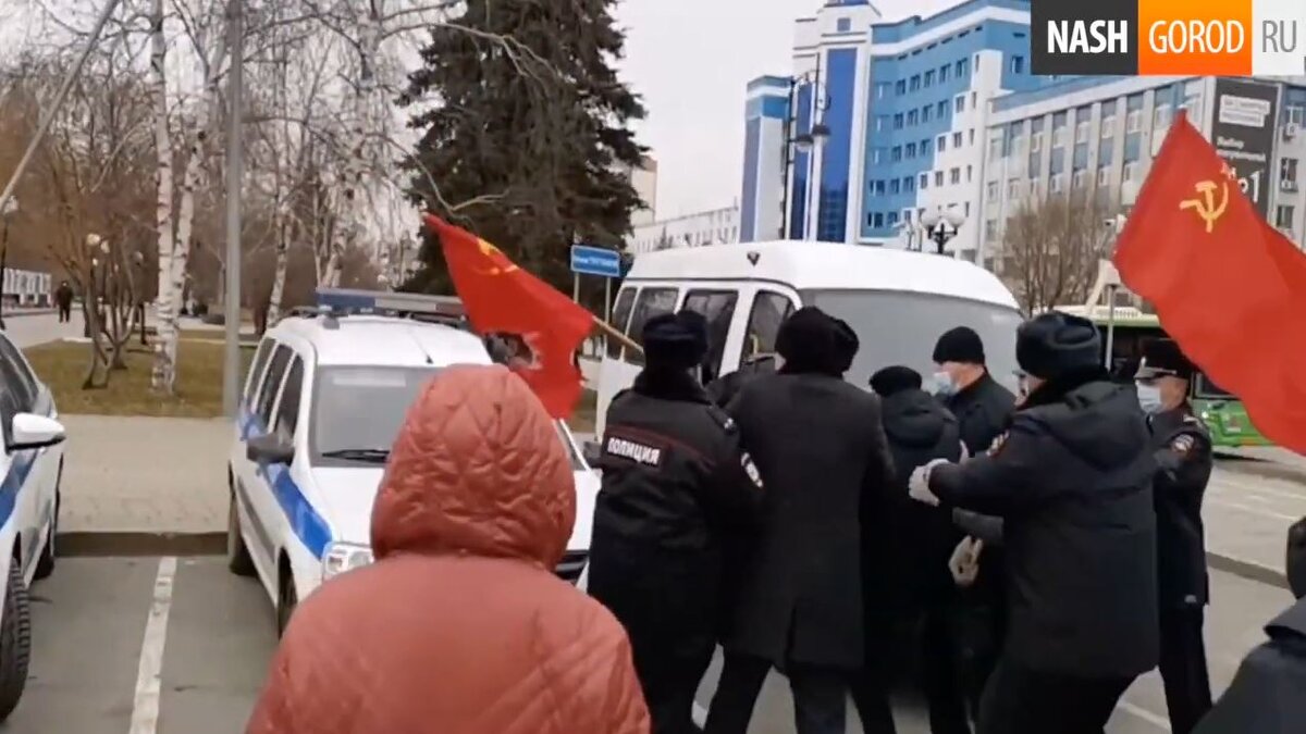 А.К. Черепанова ведут к "Газели", Тюмень, 7 ноября 2020 г.