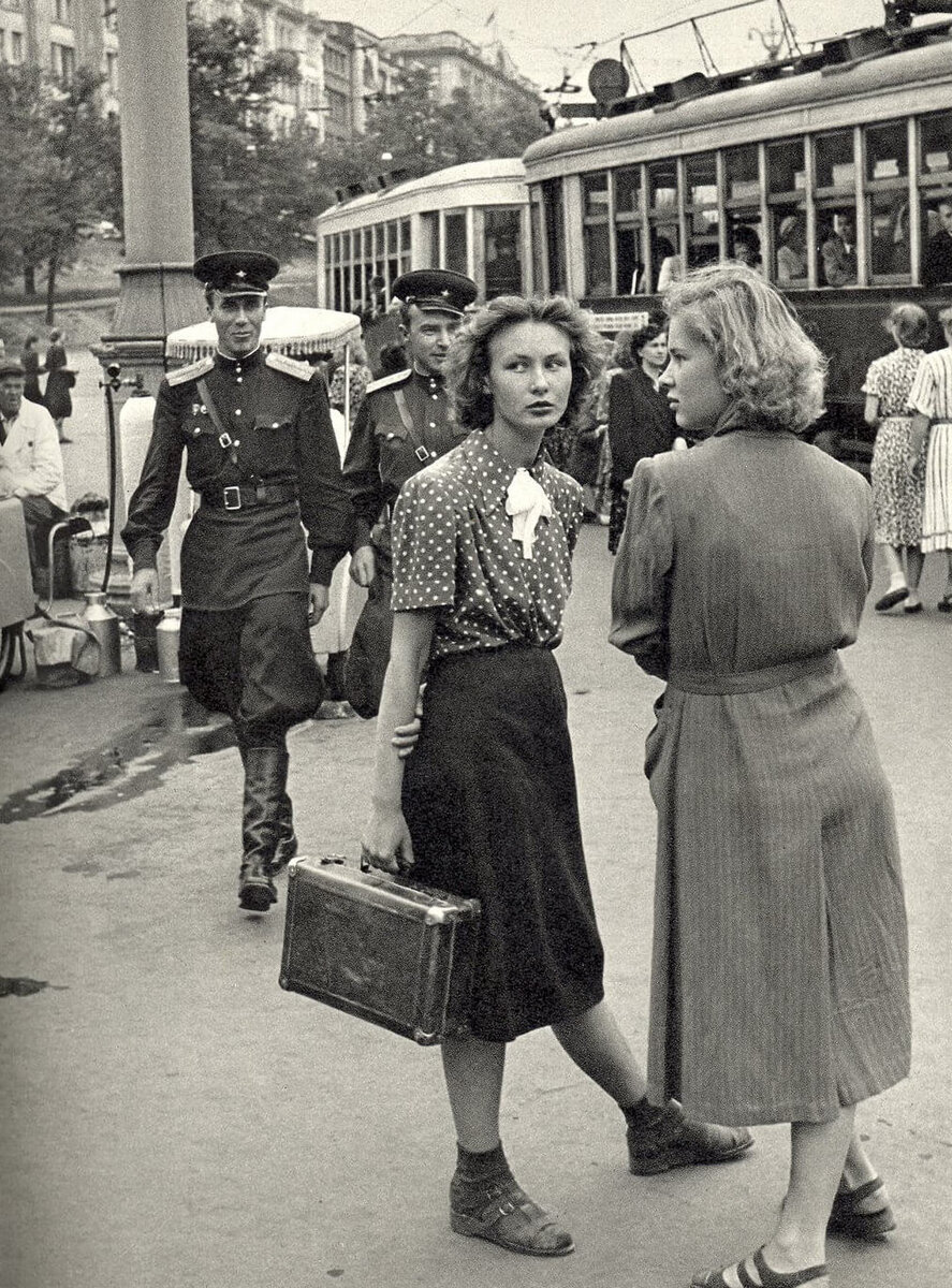 Другое известное фото Картье-Брессона из Москвы, 1954 год. 