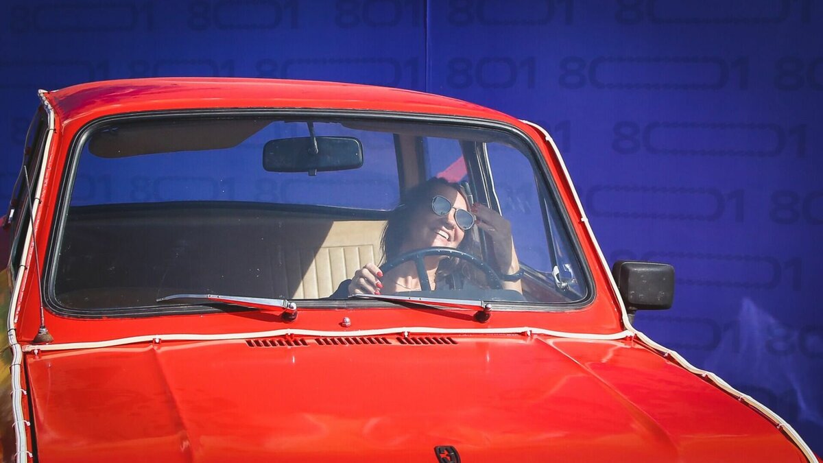     Водитель внедорожника в Находке решил «срезать», чуть не врезавшись во встречные автомобили и не проехав на красный светофор. Нарушителю грозит штраф или временное лишение водительских прав.