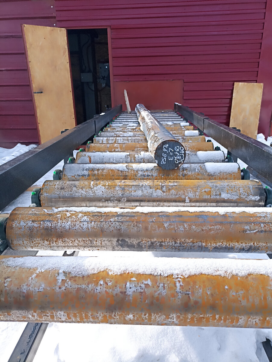 Готовая заготовка на рольганге.