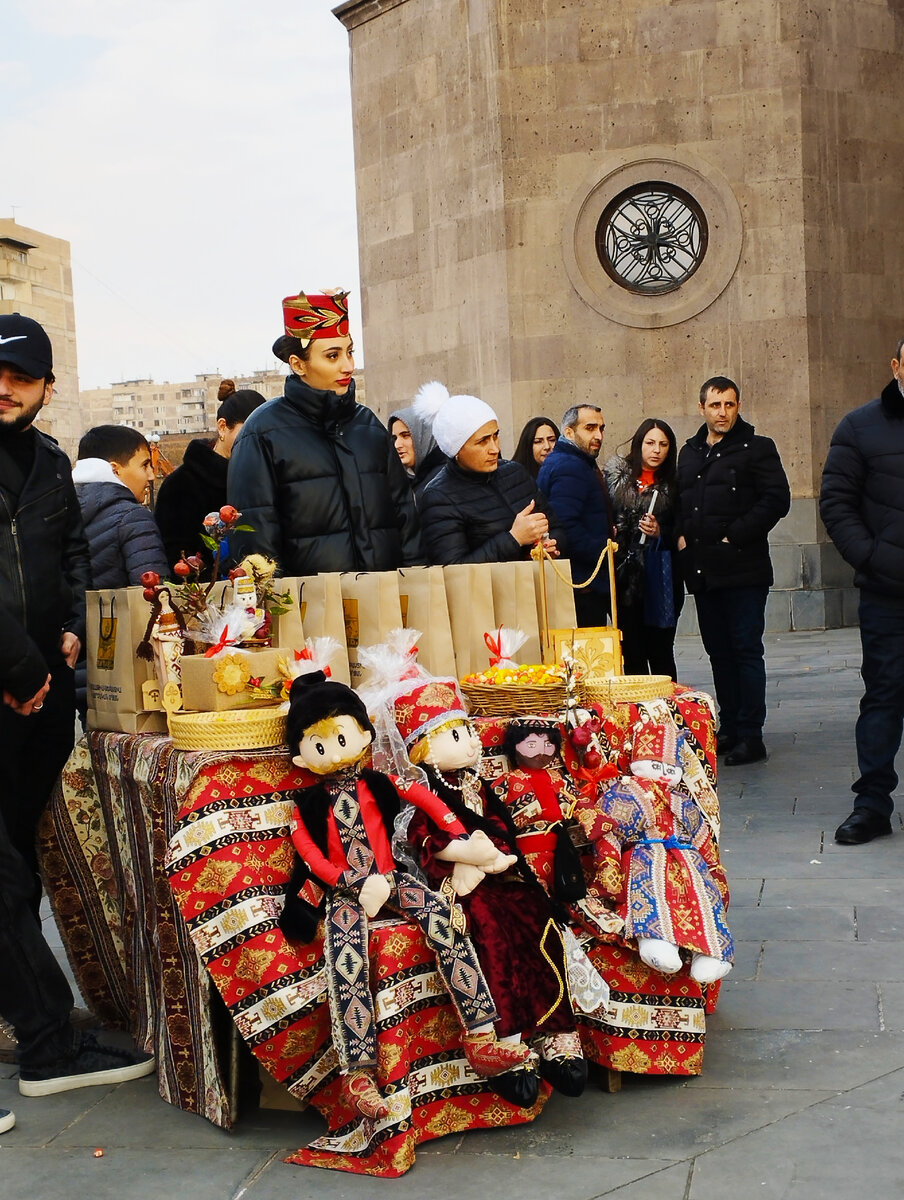 Трндез. Организаторы приготовили подарки молодоженям. Авторское фото.