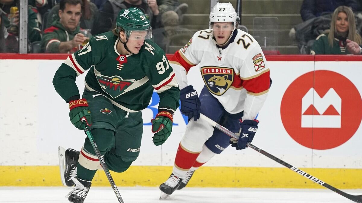    Хоккеист "Миннесоты Уайлд" Кирилл Капризов (слева) в матче против "Флориды Пантерз"© Фото : nhl.com