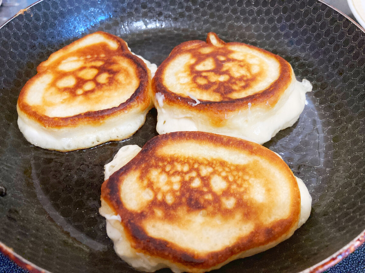 Оладушки получаются настолько вкусные и пышные, что всегда готовлю двойную  порцию. Дети в восторге | Вкусные истории | Дзен