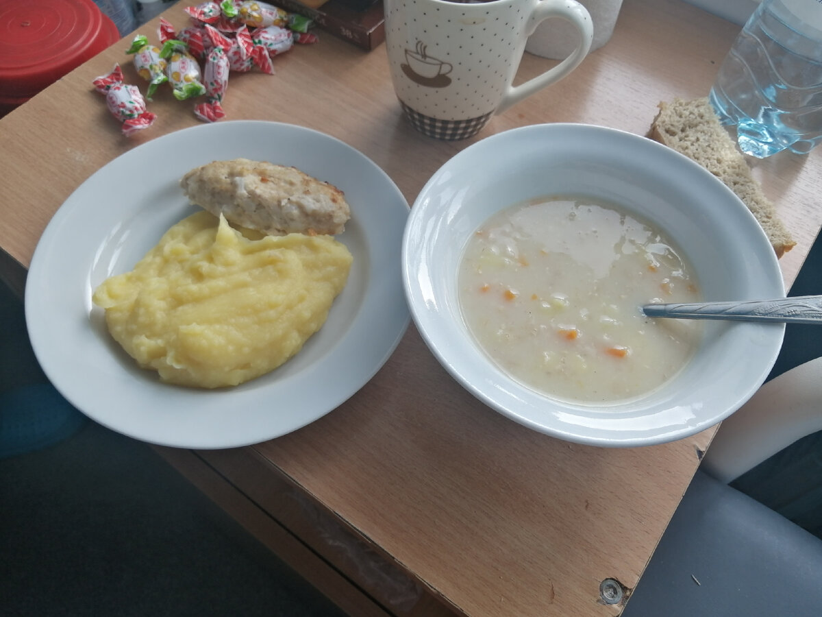 Пюре, ёжик и суп с геркулесом, компот.